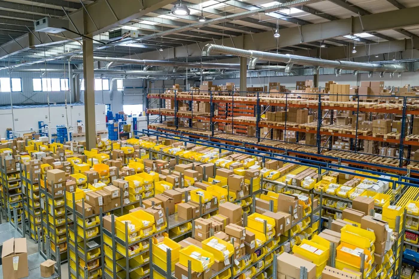 Almacén con estanterías llenas de cajas preparadas para su envío